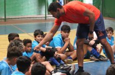 Mais que esporte: alunos do projeto Lobinho aprendem lições de vida em palestra com o professor Willian Udyson