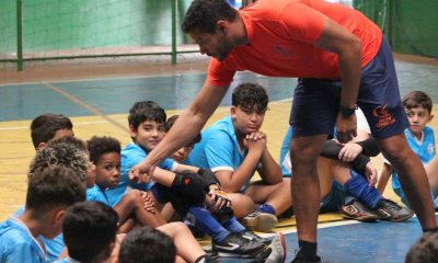 Mais que esporte: alunos do projeto Lobinho aprendem lições de vida em palestra com o professor Willian Udyson