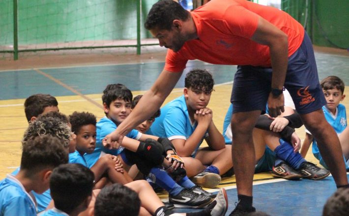 Mais que esporte: alunos do projeto Lobinho aprendem lições de vida em palestra com o professor Willian Udyson