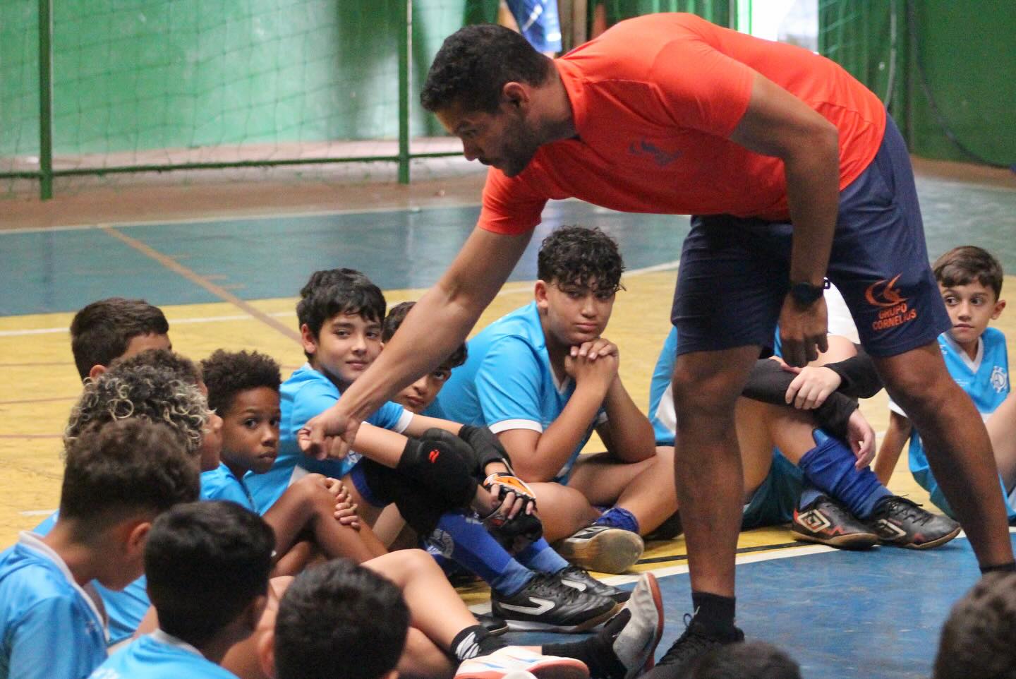 Mais que esporte: alunos do projeto Lobinho aprendem lições de vida em palestra com o professor Willian Udyson