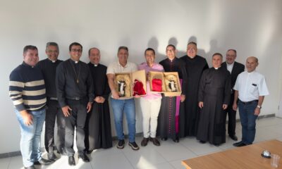 Prefeito e Vice recebem Bula Papal e imagem de São Domingos na Prefeitura de Araxá