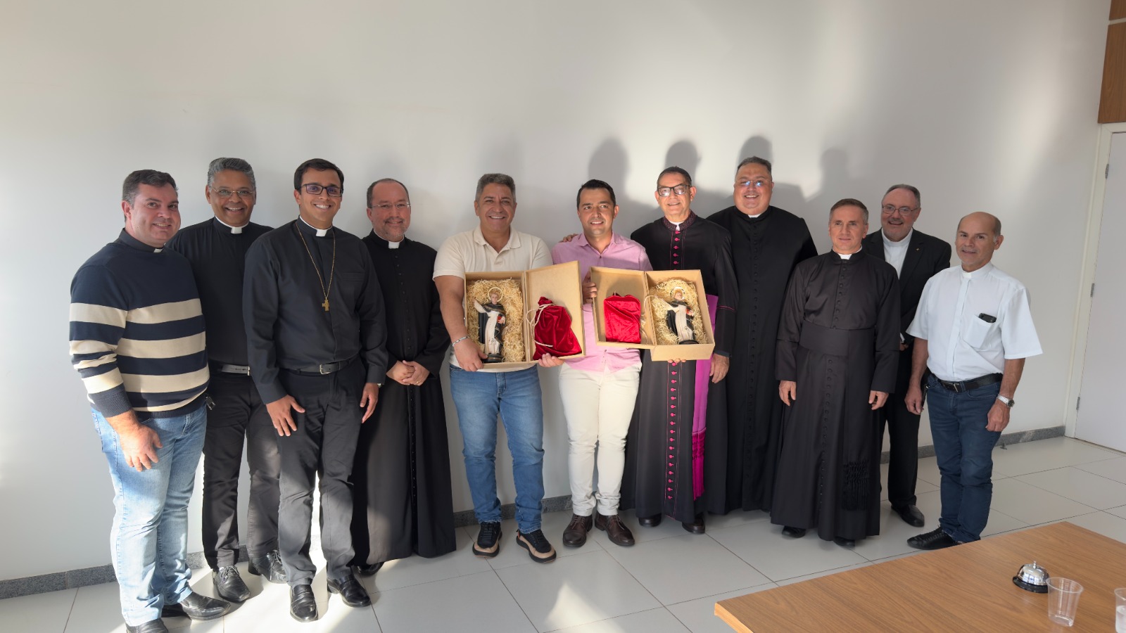 Prefeito e Vice recebem Bula Papal e imagem de São Domingos na Prefeitura de Araxá