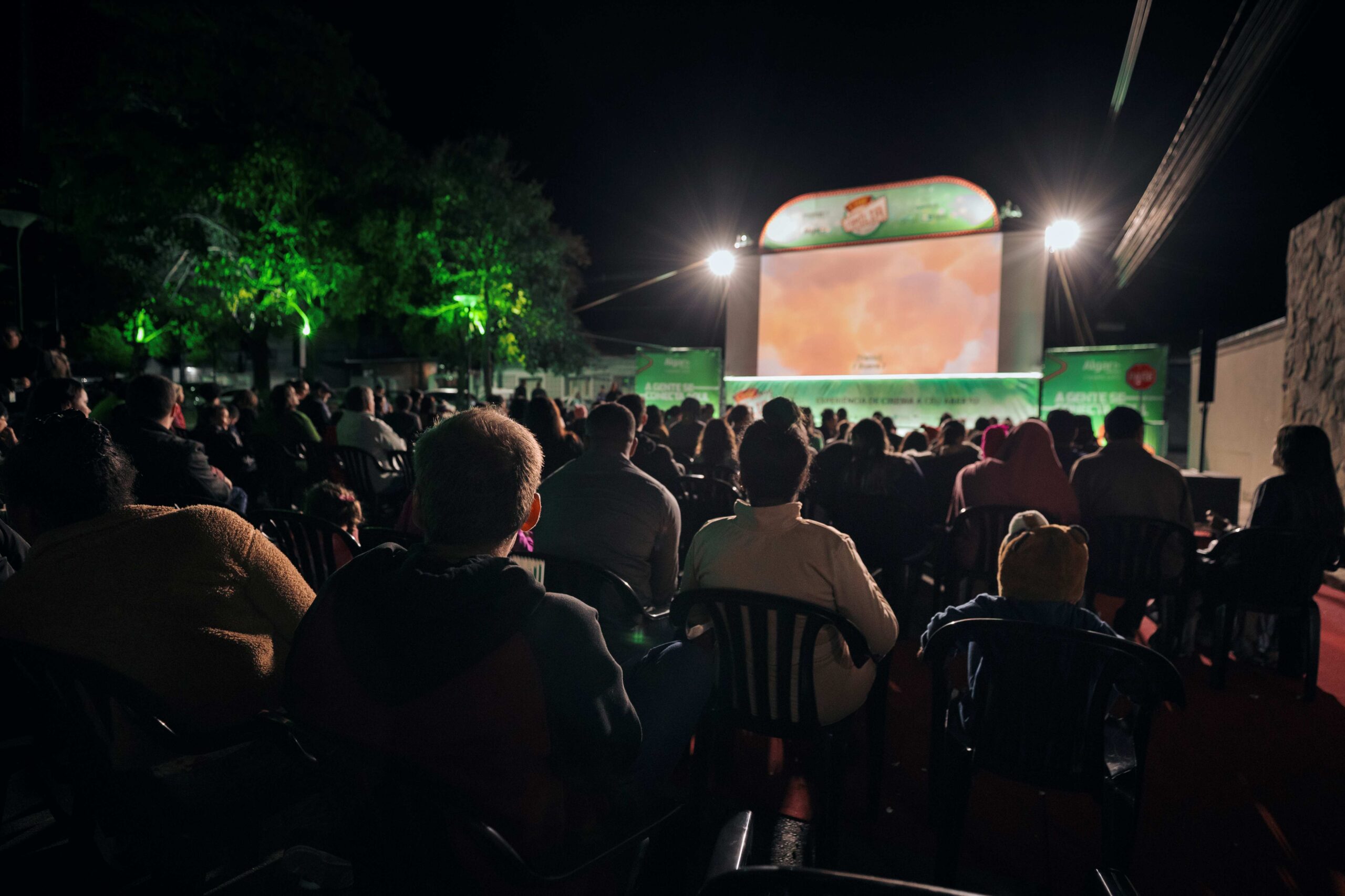 Primeira exibição do Cine Família na Praça em Ibiá impressiona e atrai grande público