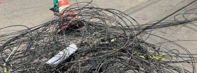 Cemig retira 3,6 toneladas de cabos de telecom irregulares de postes
