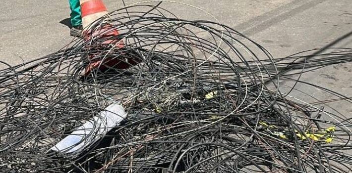 Cemig retira 3,6 toneladas de cabos de telecom irregulares de postes