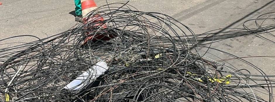 Cemig retira 3,6 toneladas de cabos de telecom irregulares de postes