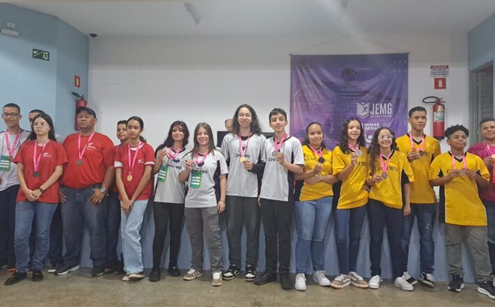 Xadrez araxaense conquista 5 medalhas na Microrregional do JEMG 2025
