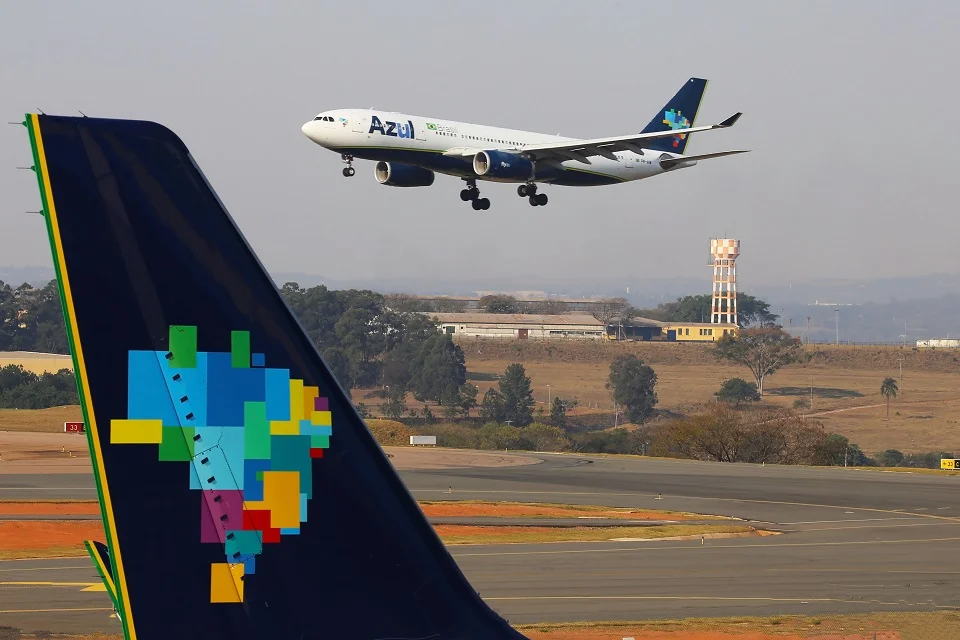 Confira a lista dos 15 voos da Azul que serão cancelados