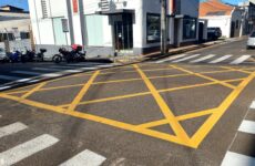 Settrans implanta sinalização de área de conflito em cruzamentos no Centro de Araxá