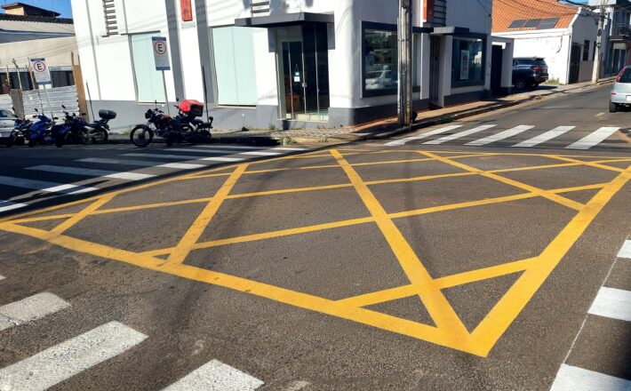 Settrans implanta sinalização de área de conflito em cruzamentos no Centro de Araxá