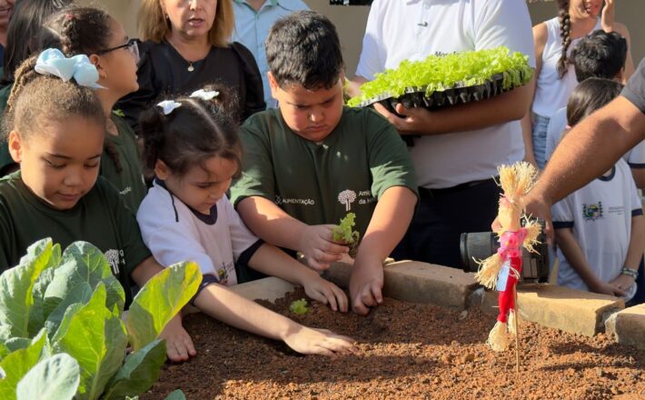 Prefeitura de Araxá e Mosaic inauguram horta sensorial e acessível na Escola Lia Salgado