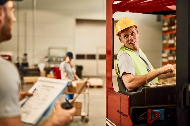 Do chão de fábrica ao e-commerce: locação de empilhadeiras ganha força em diferentes setores