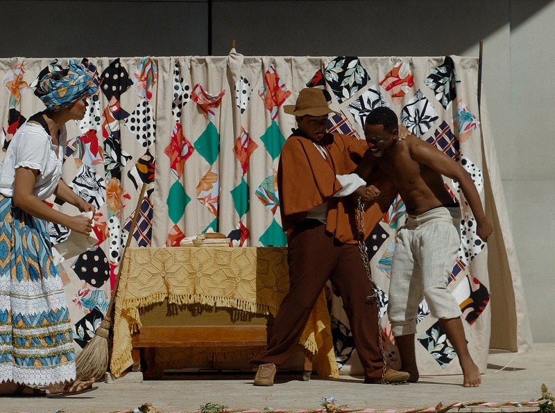 Cia Deu Na Telha leva teatro para praças e encanta crianças e adultos com Retalhos de História