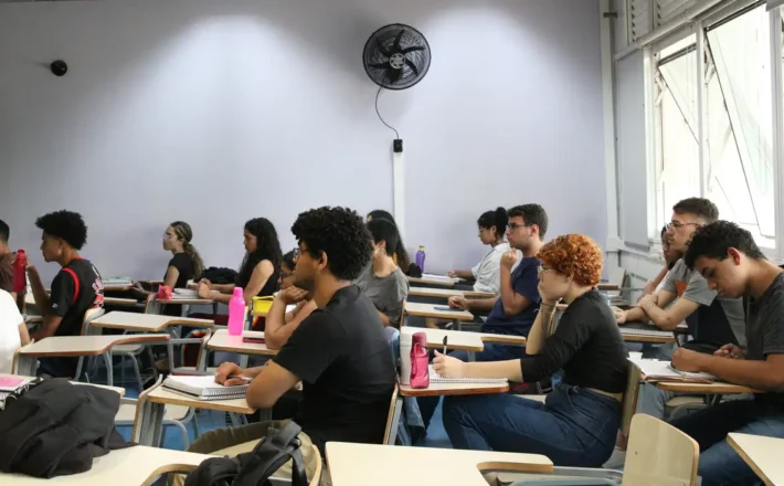MEC apoiará 393 cursinhos populares em 2025