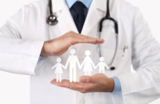 AgSUS abre concurso para Médicos de Família com salários acima de R$ 16 mil; saiba como participar