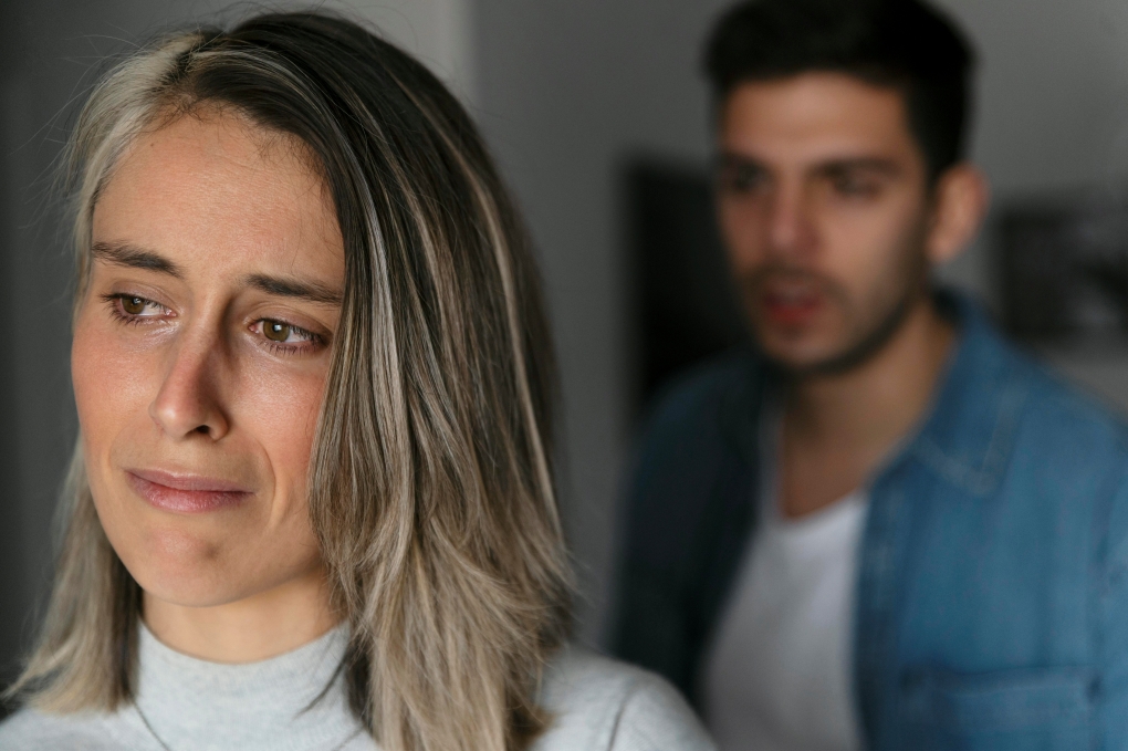 Mês dos namorados reacende alerta sobre relacionamentos abusivos