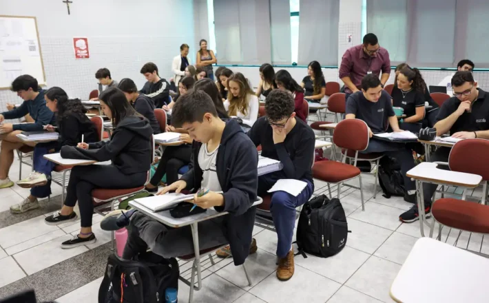 Fies 2025: estudantes devem complementar cadastro até sexta