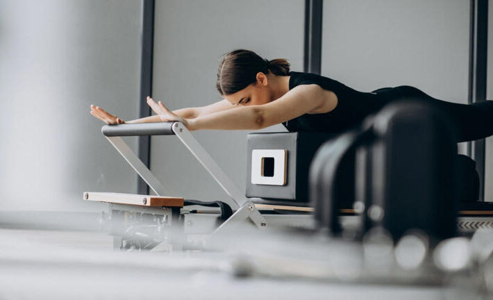 Corpo travado no frio? Veja como o Pilates pode prevenir e tratar a rigidez muscular e articular