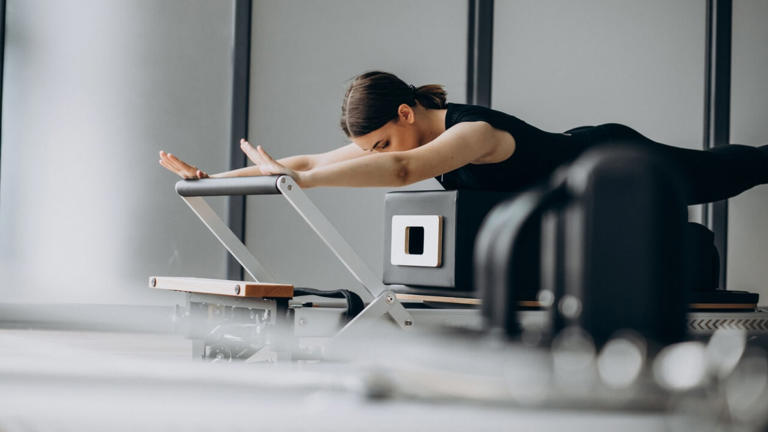 Corpo travado no frio? Veja como o Pilates pode prevenir e tratar a rigidez muscular e articular