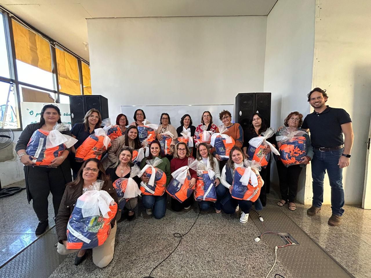Secretaria de Educação entrega coletes de Educação Física para escolas municipais de Araxá