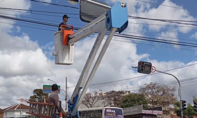 Semáforos do Centro de Araxá passam por manutenção preventiva