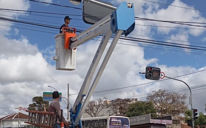 Semáforos do Centro de Araxá passam por manutenção preventiva
