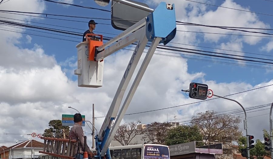 Semáforos do Centro de Araxá passam por manutenção preventiva