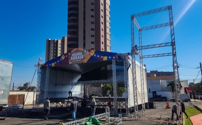 Montagem da estrutura do Grande Arraiá movimenta estacionamento do Estádio Fausto Alvim
