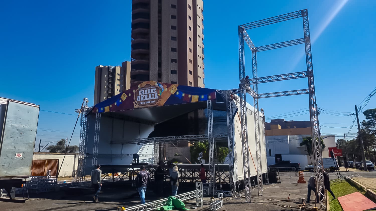 Montagem da estrutura do Grande Arraiá movimenta estacionamento do Estádio Fausto Alvim