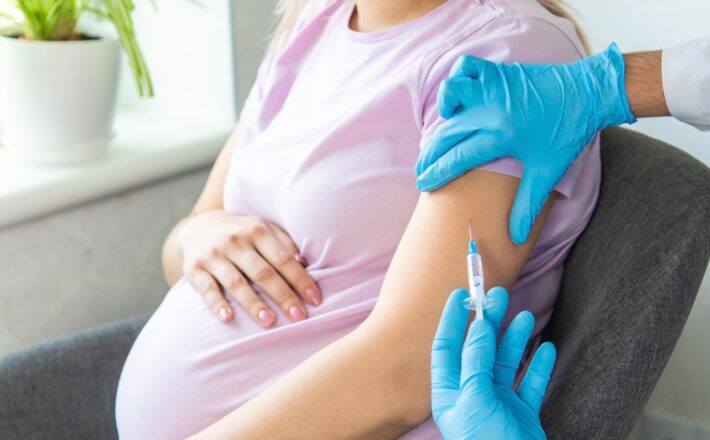 Agosto Dourado: vacinação para gestantes reforça proteção dos bebês por meio da amamentação