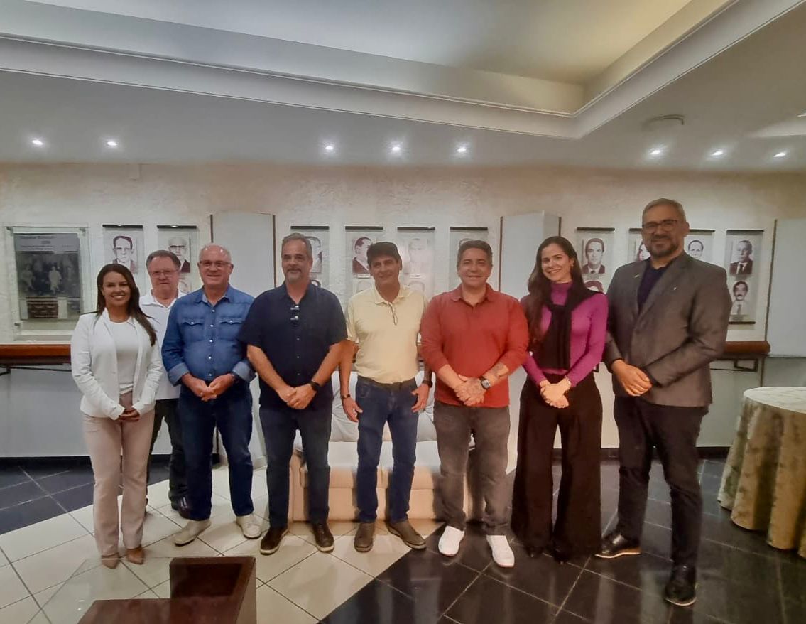 Prefeitura de Araxá e ACIA iniciam preparativos para iluminação e decoração natalina de 2025