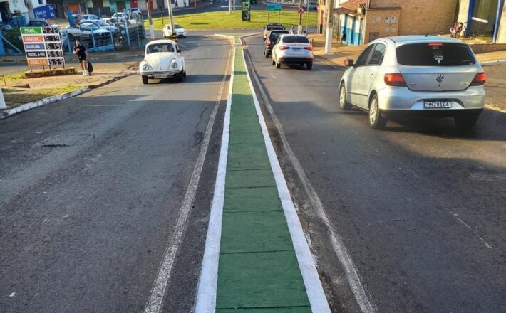 Prefeitura intensifica pintura e revitalização de meios-fios em Araxá