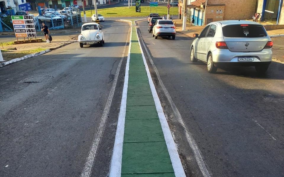 Prefeitura intensifica pintura e revitalização de meios-fios em Araxá