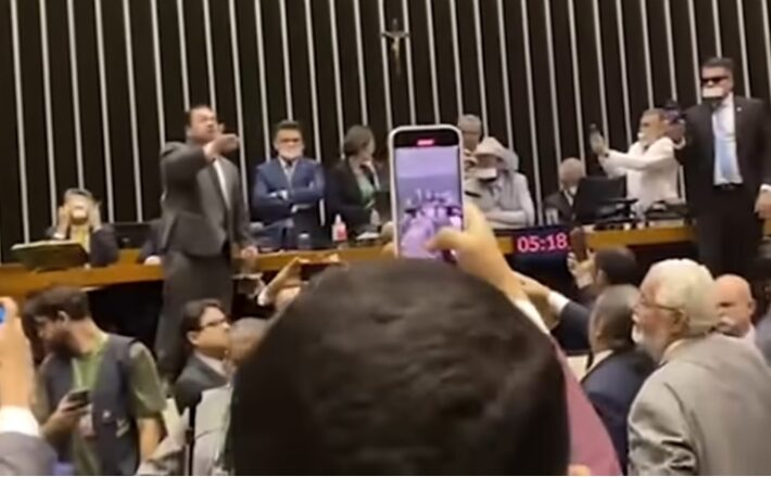 Oposição age dentro da legalidade e trava pautas no Congresso em defesa da democracia e da Constituição
