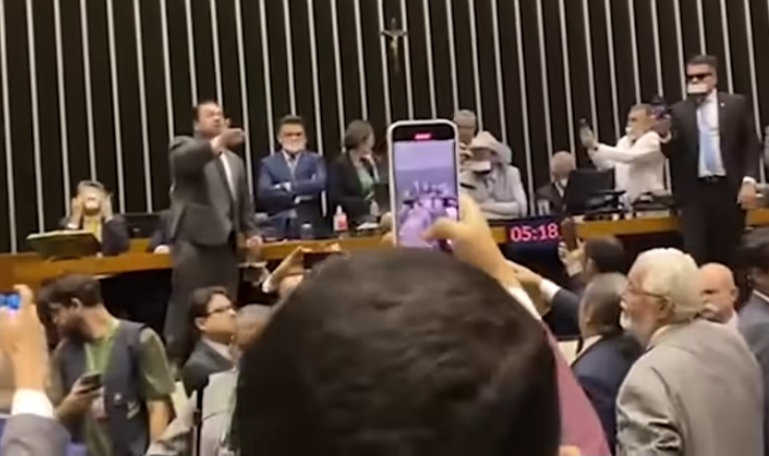 Oposição age dentro da legalidade e trava pautas no Congresso em defesa da democracia e da Constituição