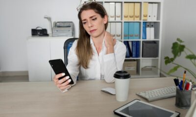 Ortopedista alerta:  hábito de usar celular pode gerar uma carga de 27 kg no pescoço