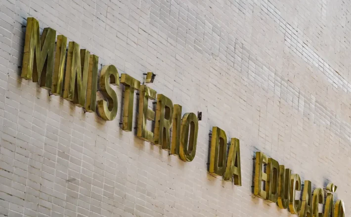 MEC lança curso de 180 horas para professores do ensino médio público