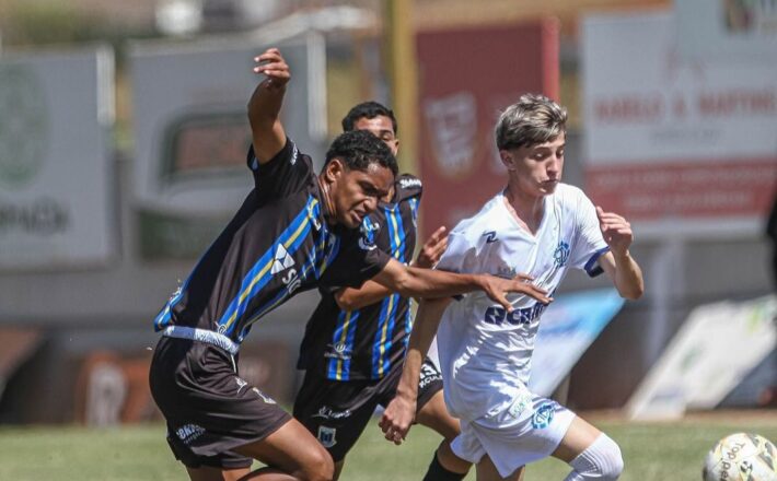 No estilo Rogério Ceni, goleiro Felipe marca dois gols de falta e Dínamo Sub-15 vence fora de casa; Sub-17 empata