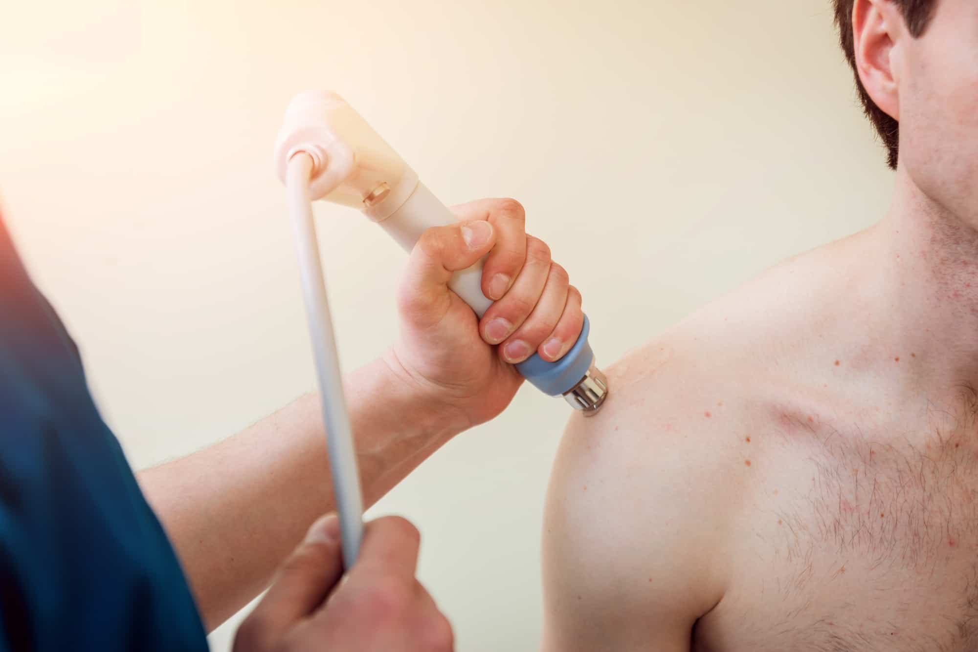Ondas de choque aceleram recuperação e elevam performance de quem treina: o que diz a ciência e como funciona o tratamento