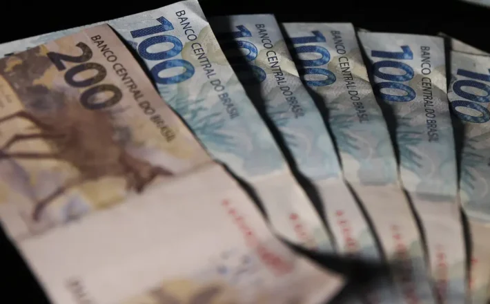 Brasileiros sacam em julho R$ 310,36 milhões esquecidos em bancos Brasileiros sacam em julho R$ 310,36 milhões esquecidos em bancos