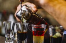 Metanol em bebidas: como diferenciar intoxicação de ressaca
