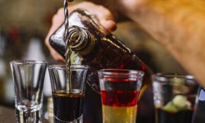 Metanol em bebidas: como diferenciar intoxicação de ressaca
