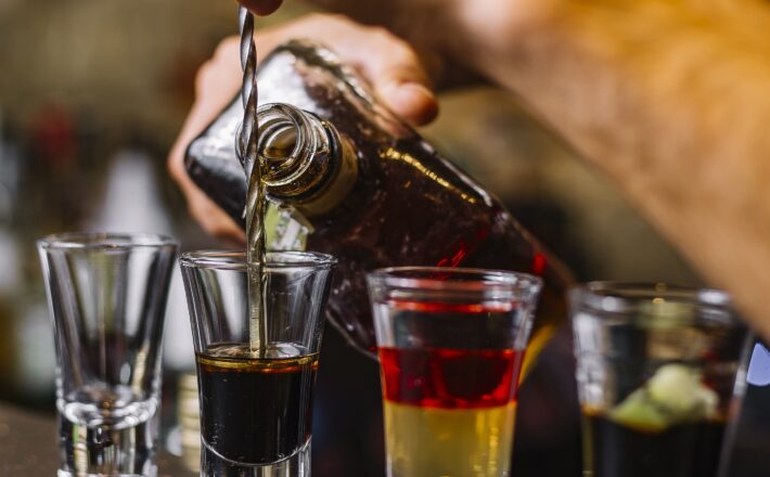 Metanol em bebidas: como diferenciar intoxicação de ressaca