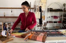 Ateliê de Tecelagem transforma uniformes usados em novos produtos sustentáveis