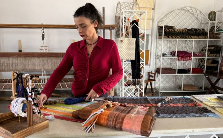 Ateliê de Tecelagem transforma uniformes usados em novos produtos sustentáveis Ateliê de Tecelagem transforma uniformes usados em novos produtos sustentáveis