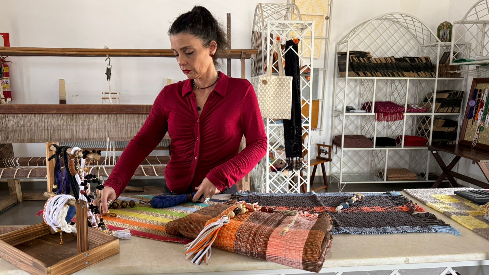 Ateliê de Tecelagem transforma uniformes usados em novos produtos sustentáveis