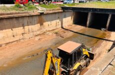 Prefeitura de Araxá retira 35 caminhões de terra e lixo do Canal do Córrego Grande