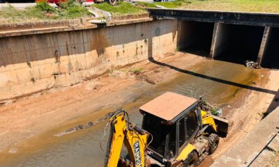 Prefeitura de Araxá retira 35 caminhões de terra e lixo do Canal do Córrego Grande