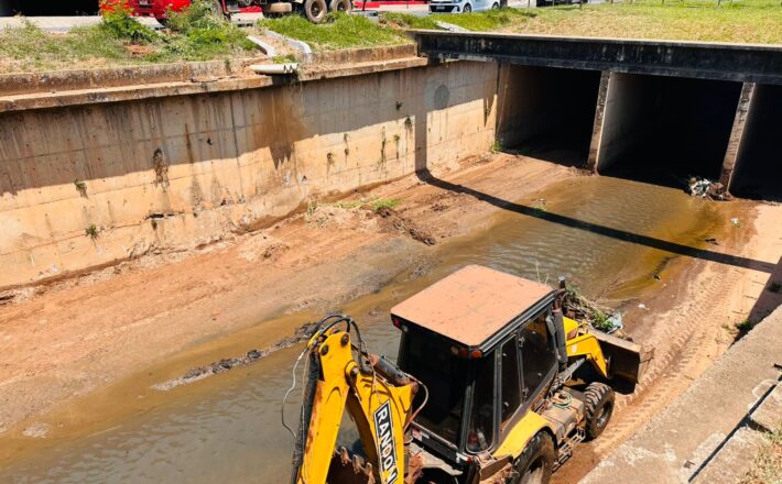 Prefeitura de Araxá retira 35 caminhões de terra e lixo do Canal do Córrego Grande