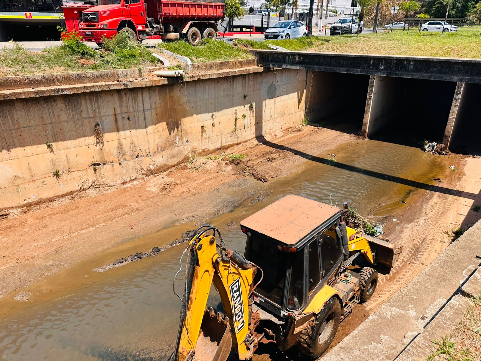 Prefeitura de Araxá retira 35 caminhões de terra e lixo do Canal do Córrego Grande